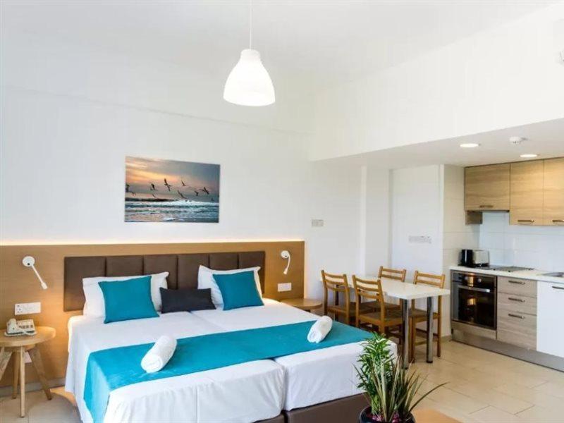 Helios 2 Paphos Exterior foto