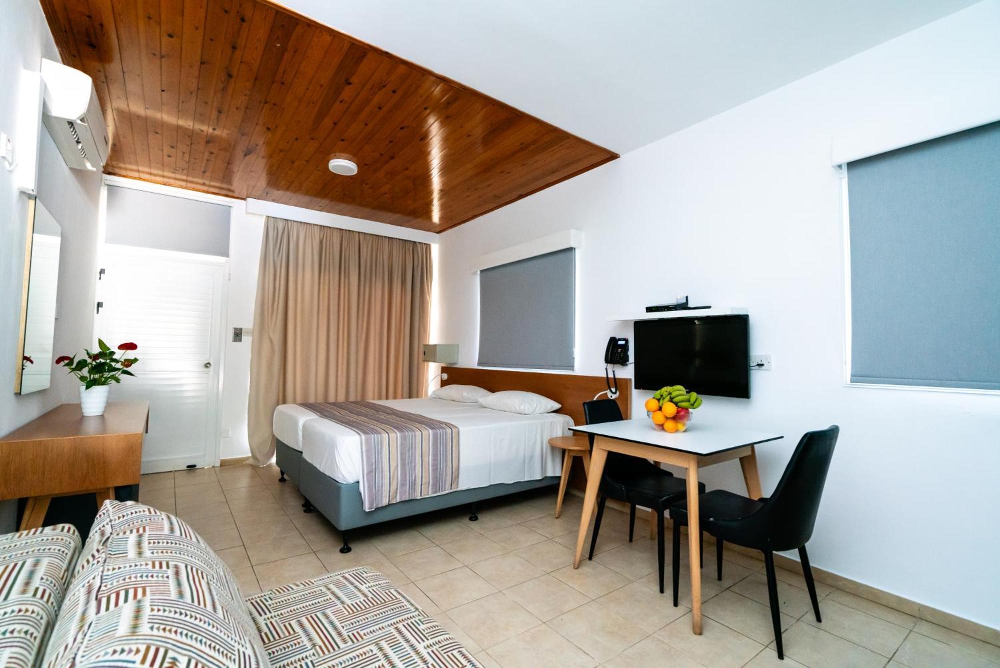 Helios 2 Paphos Exterior foto