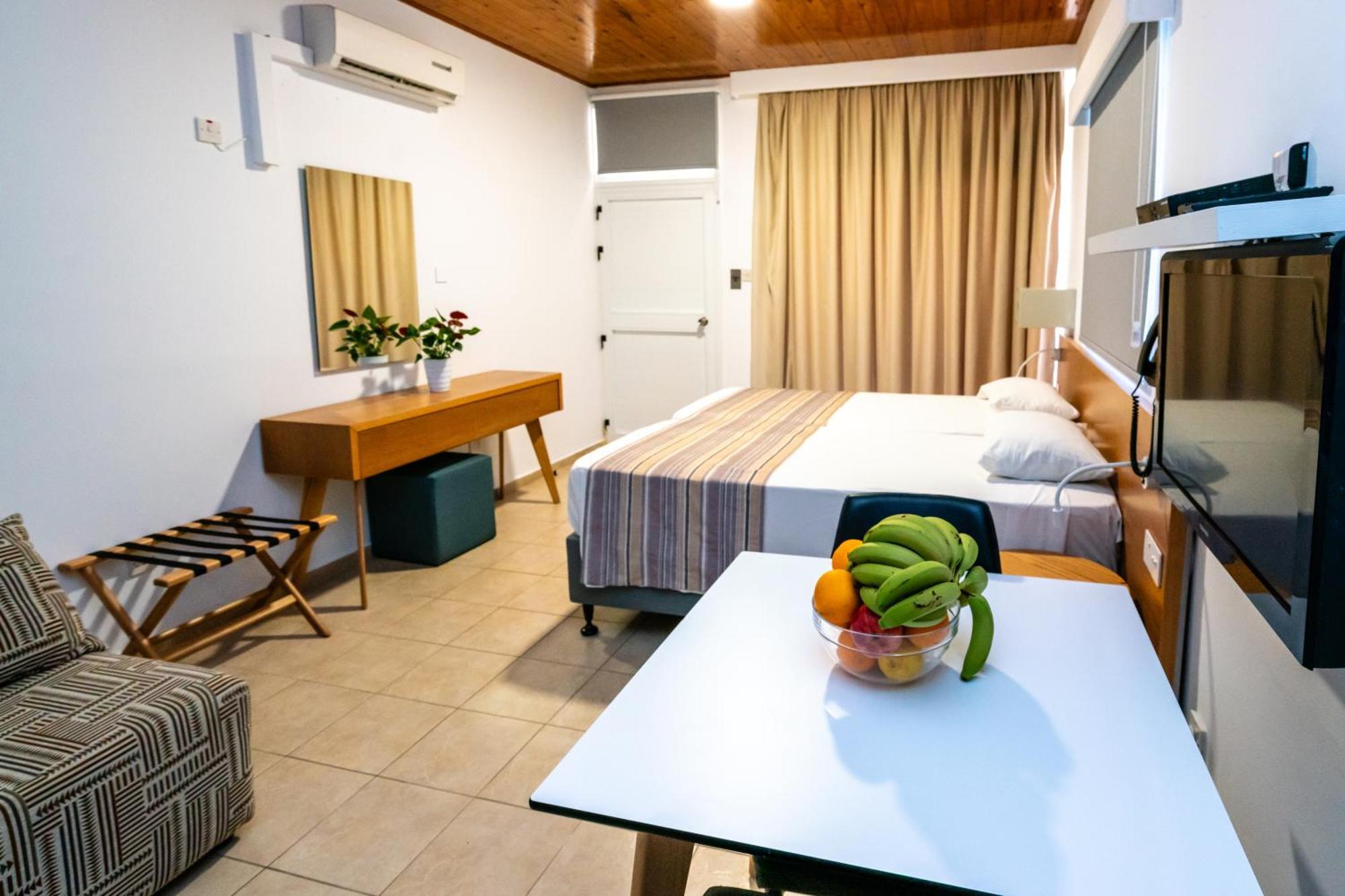 Helios 2 Paphos Exterior foto