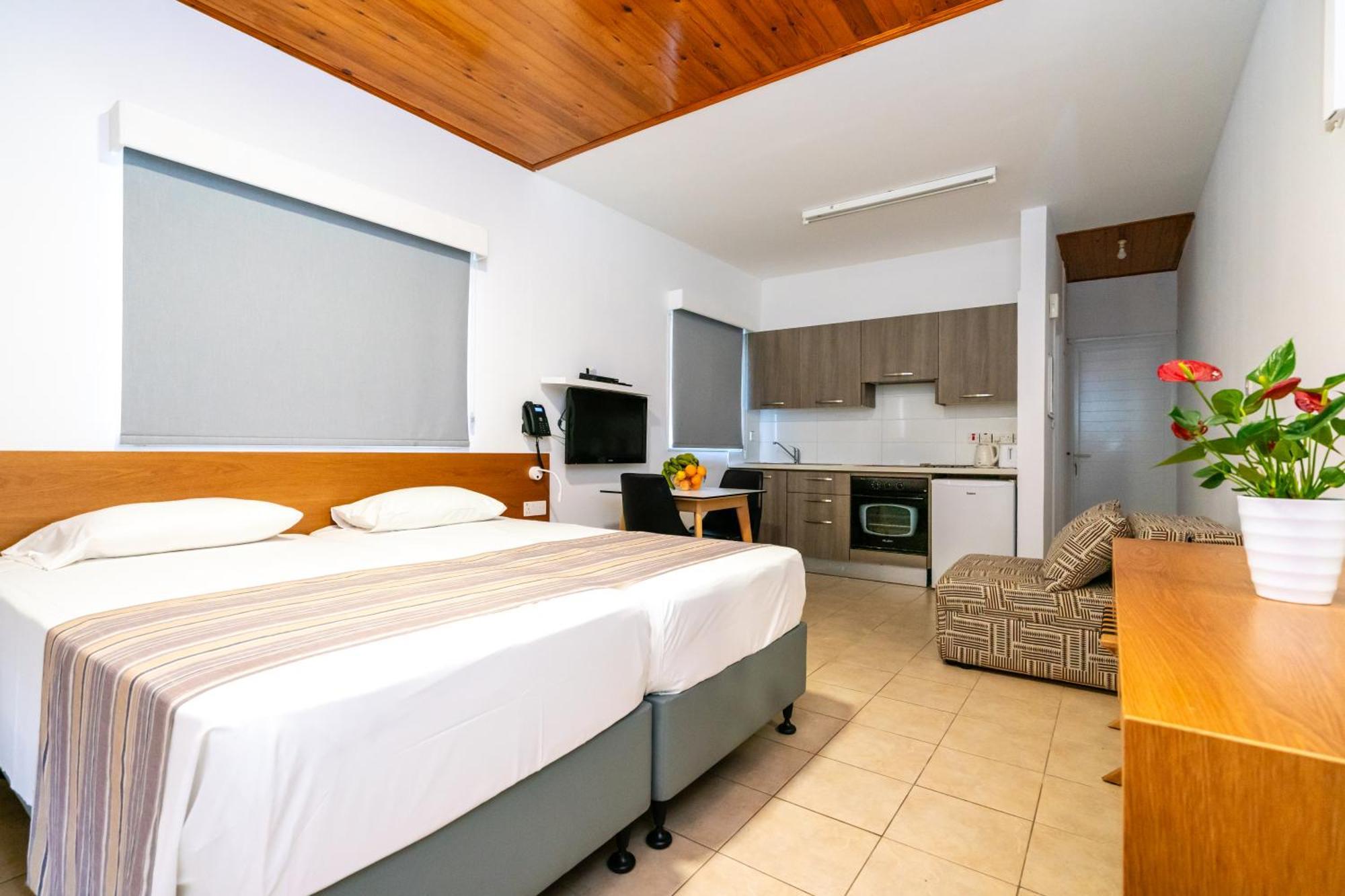 Helios 2 Paphos Exterior foto